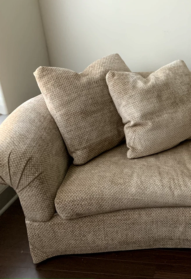 MARCA CENTURY - SOFÁ GRANDE CURVO RELLENO DE PLUMAS BEIGE NEUTRO TOSTADO Foto 2 de 4