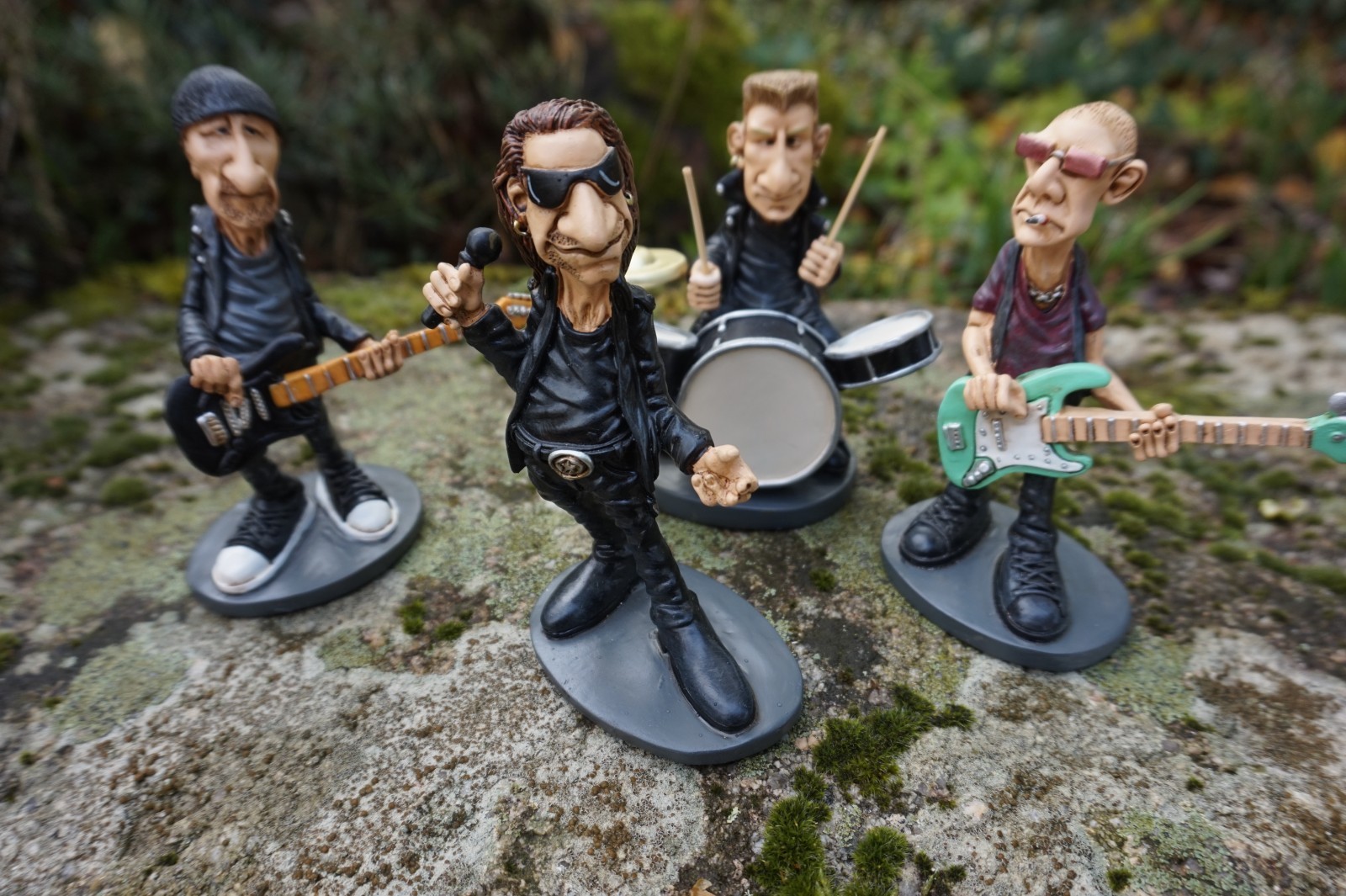 Figurines U2 Caricature Warren Stratford en édition collector résine
