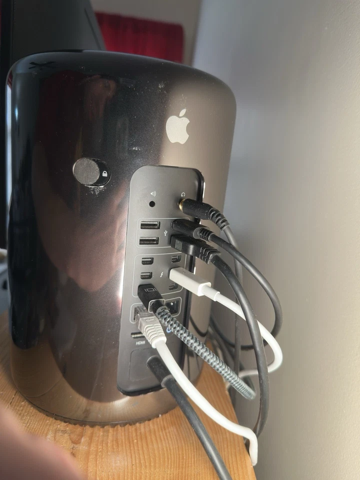 2013 Mac Pro | 2.7 GHz 12 Cores | Dual AMD D700 | 128GB RAM | 2TB NVMe SSD - Image 3 of 4