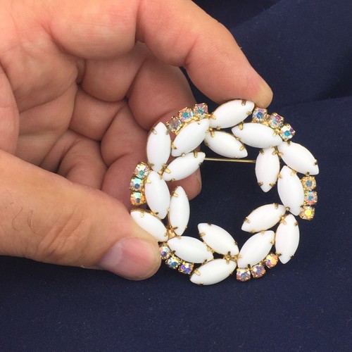 JULIANA D&E Gold Tone AB White Milk Glass Set Wreath Pin Brooch Clip Earrings - Picture 8 of 9