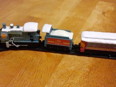 WORKING Vtg 1997 Anastasia Train set Battery Operated Engine w Tender and 2 Cars