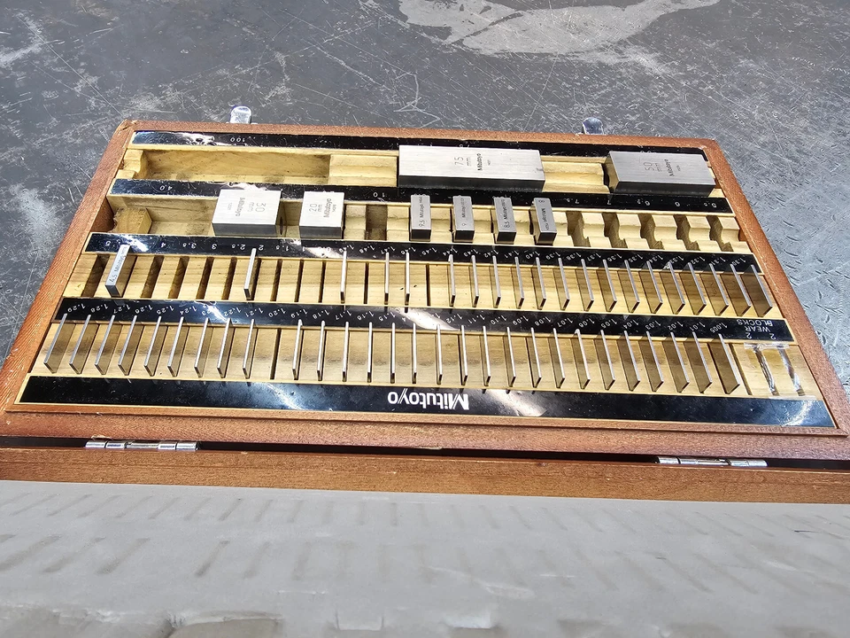 Juego de bloques de medidor métrico Mitutoyo grado 2 516-450-02 BM4-76-2 (faltan algunos bloques) Foto 3 de 4