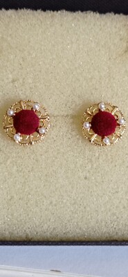 PENDIENTES DE DISEÑO / EN ORO DE 14 KIL / LABRADOS / CON TERCIOPELO Y PERLAS