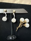 Vintage Retro Goldtone And White Beaded Brooch And Dangle Clip Earrings Set — photo 2