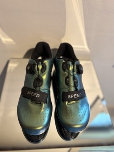 Green cycling spin shoes size 8.5 irridescent green