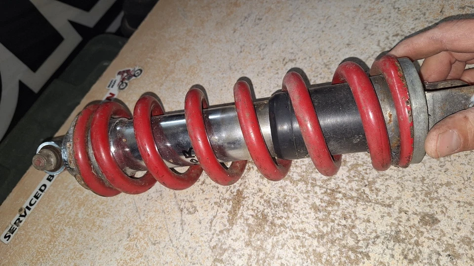 Amortiguador trasero Honda XL200R 52400-KG1-003 usado para 1983-84 200cc Foto 2 de 4