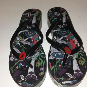 sakroots flip flops