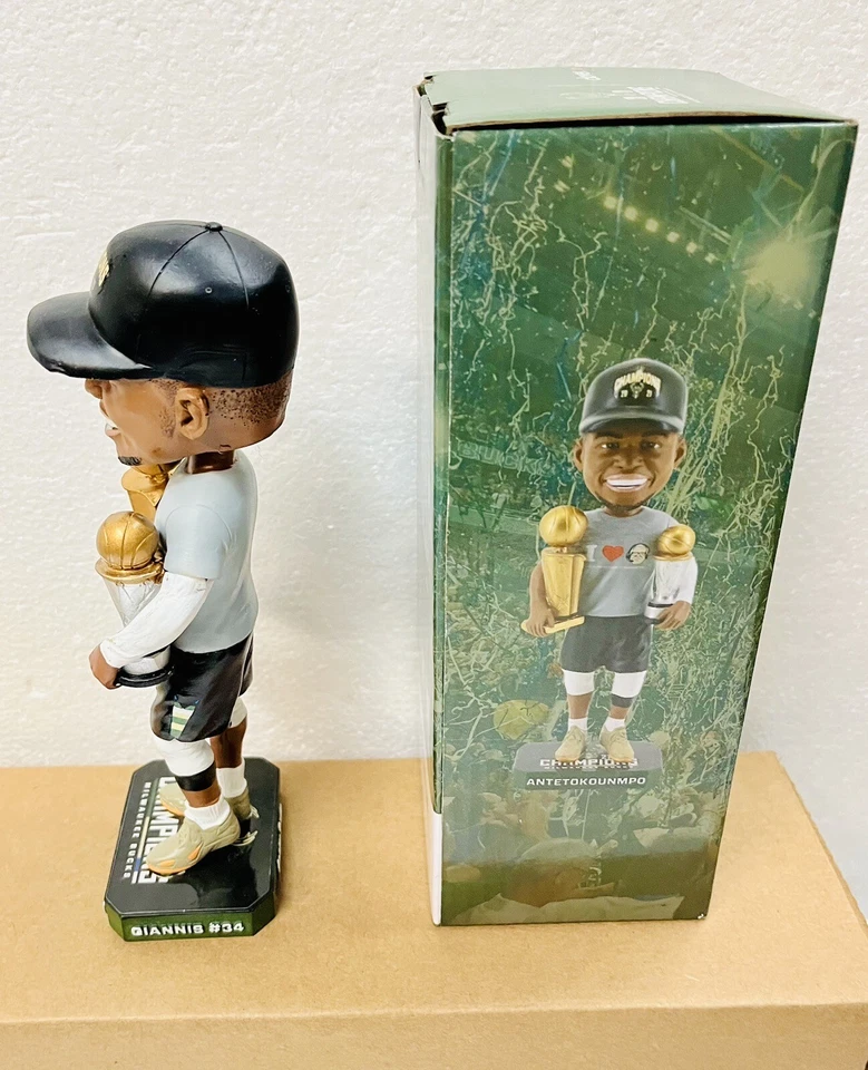 Bonecas troféu e aninhamento Giannis Antetokounmpo BUCKS BOBBLEHEAD MVP & NBA CHAMPS - Imagem 3 de 4