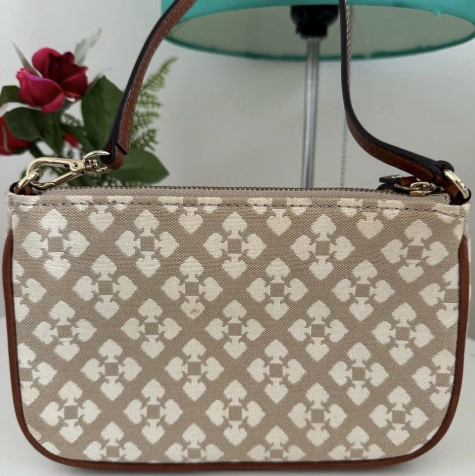 Cartera Kate Spade color tostado y crema con diseño clásico a rayas con acento rojo y rosa Foto 4 de 4