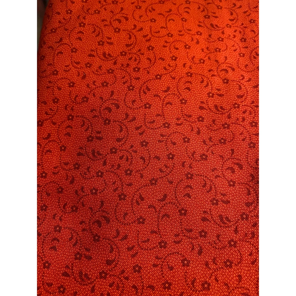 Tela de edredón roja, blanca y negra algunas piezas de 1 yarda, algunas más pequeñas  Foto 2 de 4