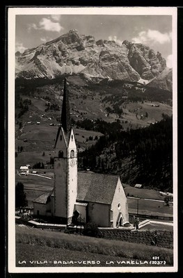Ansichtskarte La Villa /Badia, La Varella, chiesa con montagne sullo sfondo 