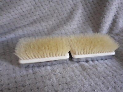 Vintage Paar Pflege Kleiderbürste mit Borsten Nylon und Silber 