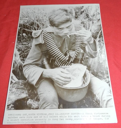 Vintage 1971 Military Press Photo - South Vietnam soldier eating from Helmet
