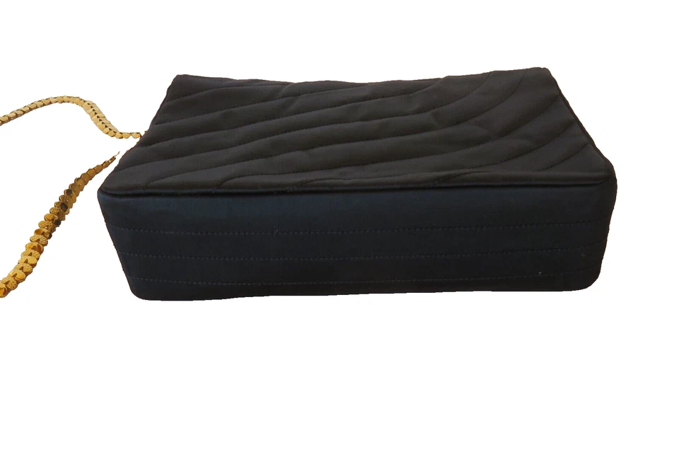 Chanel CC 1986 acolchado satinado pequeño bolso de hombro bolso sin asas vintage Foto 2 de 4