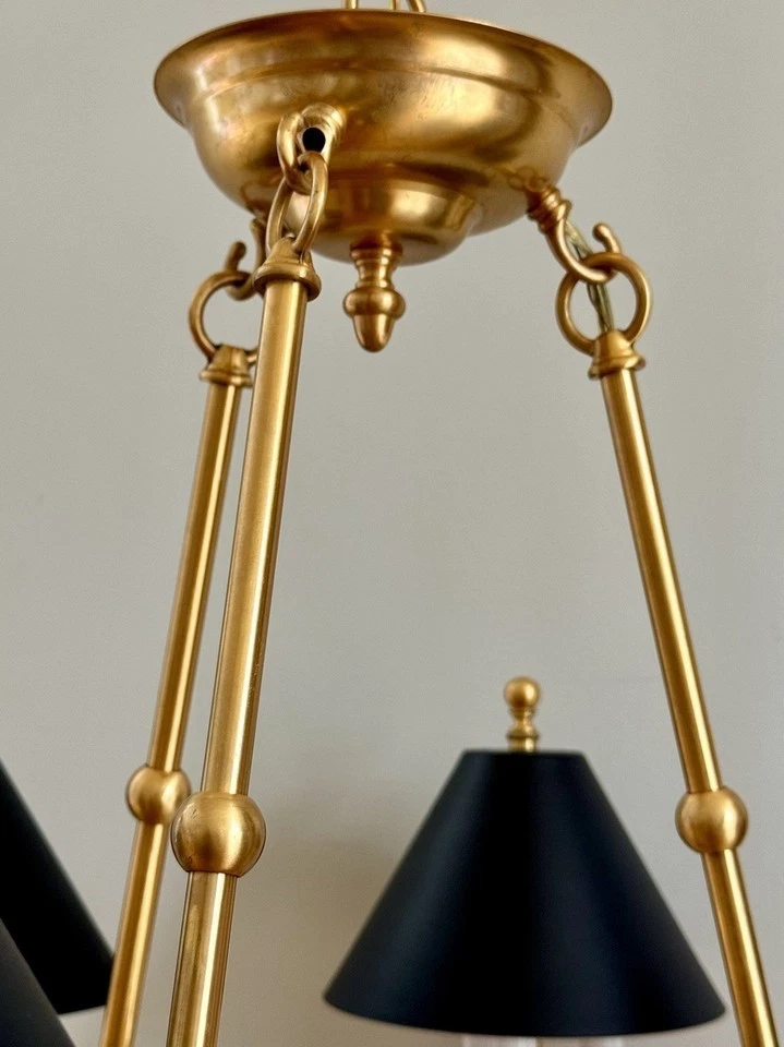 Araña de 18 luces French Country Bouillotte de latón con tonos Tole de ébano Foto 4 de 4