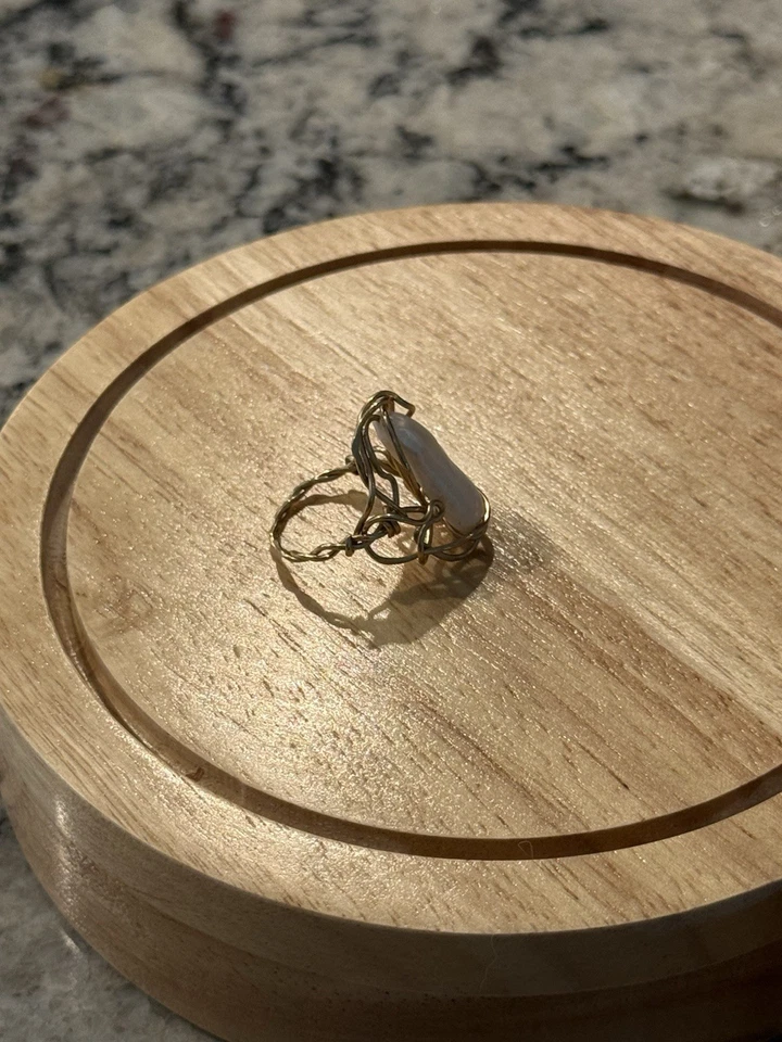 Anillo hecho a mano con fragmento de madreperla concha envuelto en alambre talla 7 Foto 3 de 4