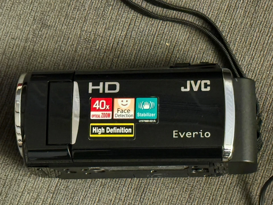 JVC HD Everio 40x Optical Zoom GZ-HM3OBU With Charger Cable Carrying Case - Image 2 of 4