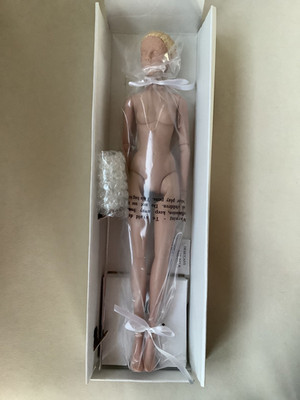 TONNER ANTOINETTE BLOOM MANNEQUIN***BRAND NEW***NRFB***