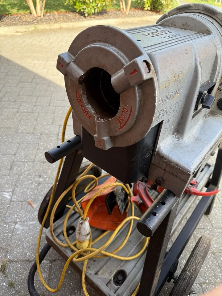 1233 Ridgid Pipe Threading Machine  - Image 3 of 4