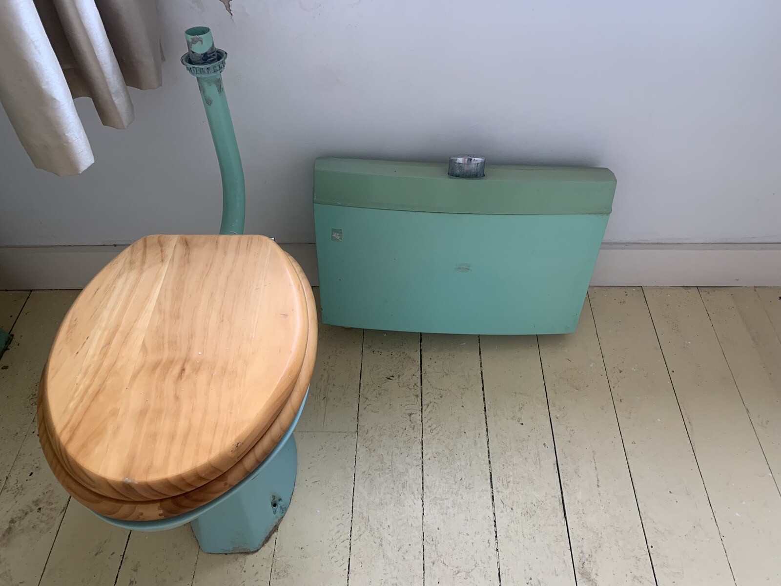 Rare Vintage Avocado Green Bathroom Suite. Cast Iron Bath Bath, Sink