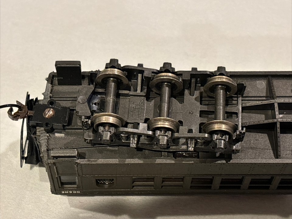 RIVAROSSI HO SCALE GREAT NORTHERN PASSENGER CAR No. 1966. Great