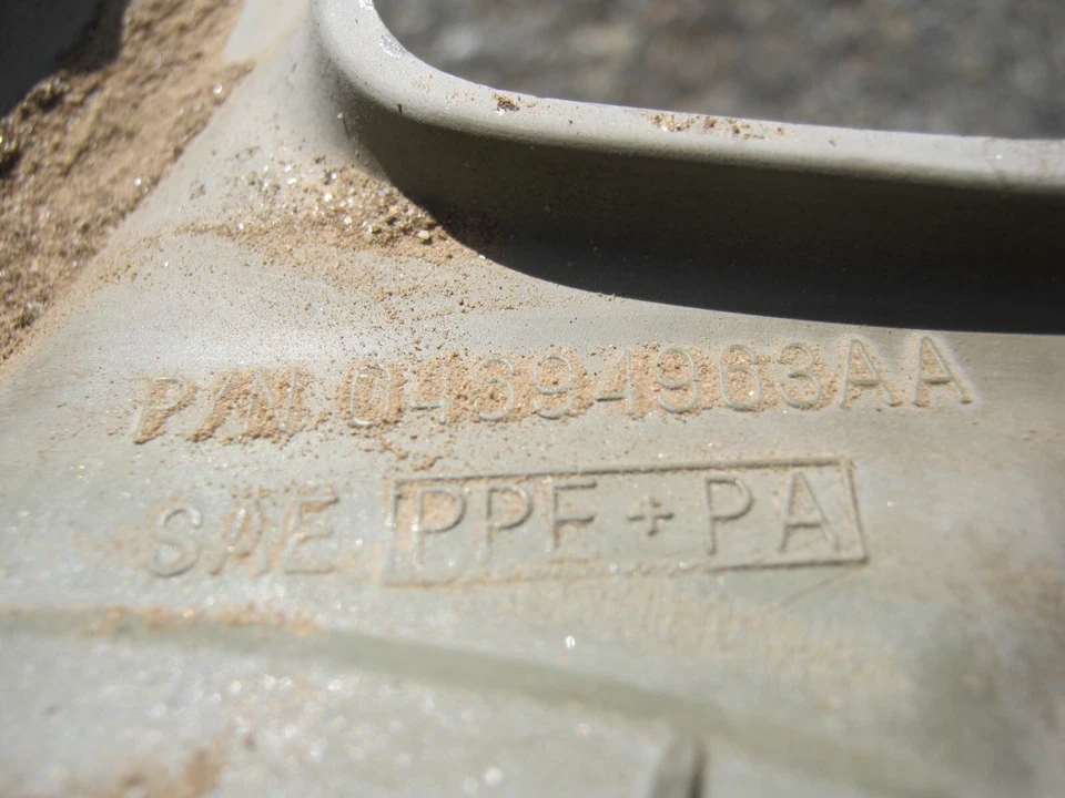 Un Chrysler Voyager 2001 2002 genuino 15 pulgadas perno en tapacubos rayado Foto 4 de 4