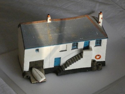 KERAMIK, FISCHERHAUS, VON MICHAEL PARRY KERAMIK, signiert, keine Massenproduktion