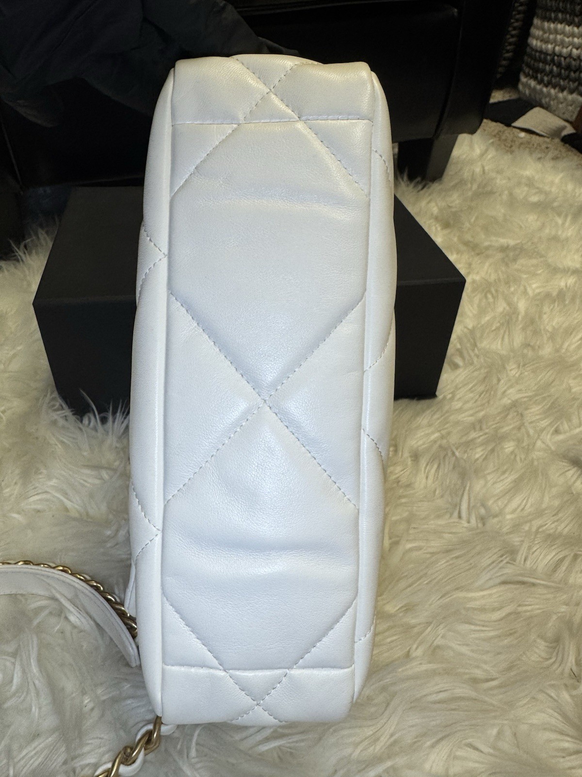 100percent Authentic Chanel 19 Flap Bag Quilted , medium Leather White , Cross-bag ￼ image 5