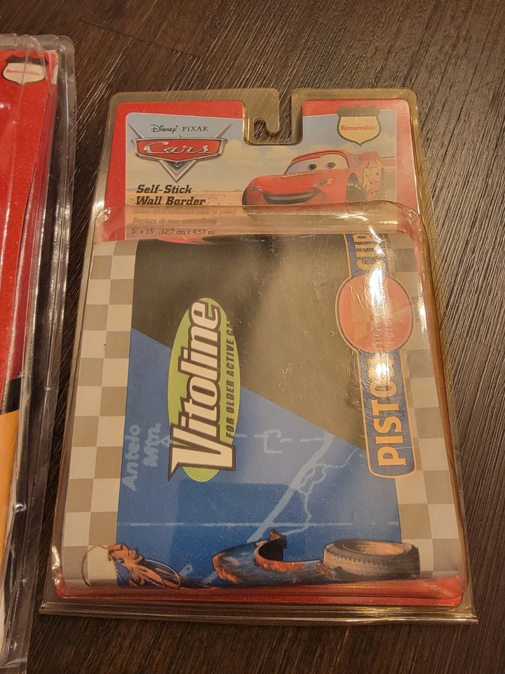 Carta de crecimiento autoadhesiva y borde de pared de autos Disney Pixar Foto 3 de 4