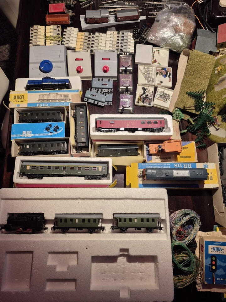 H0 Konvolut Piko Modelleisenbahn Schienen/Deko/Waggons - Bild 2 von 4