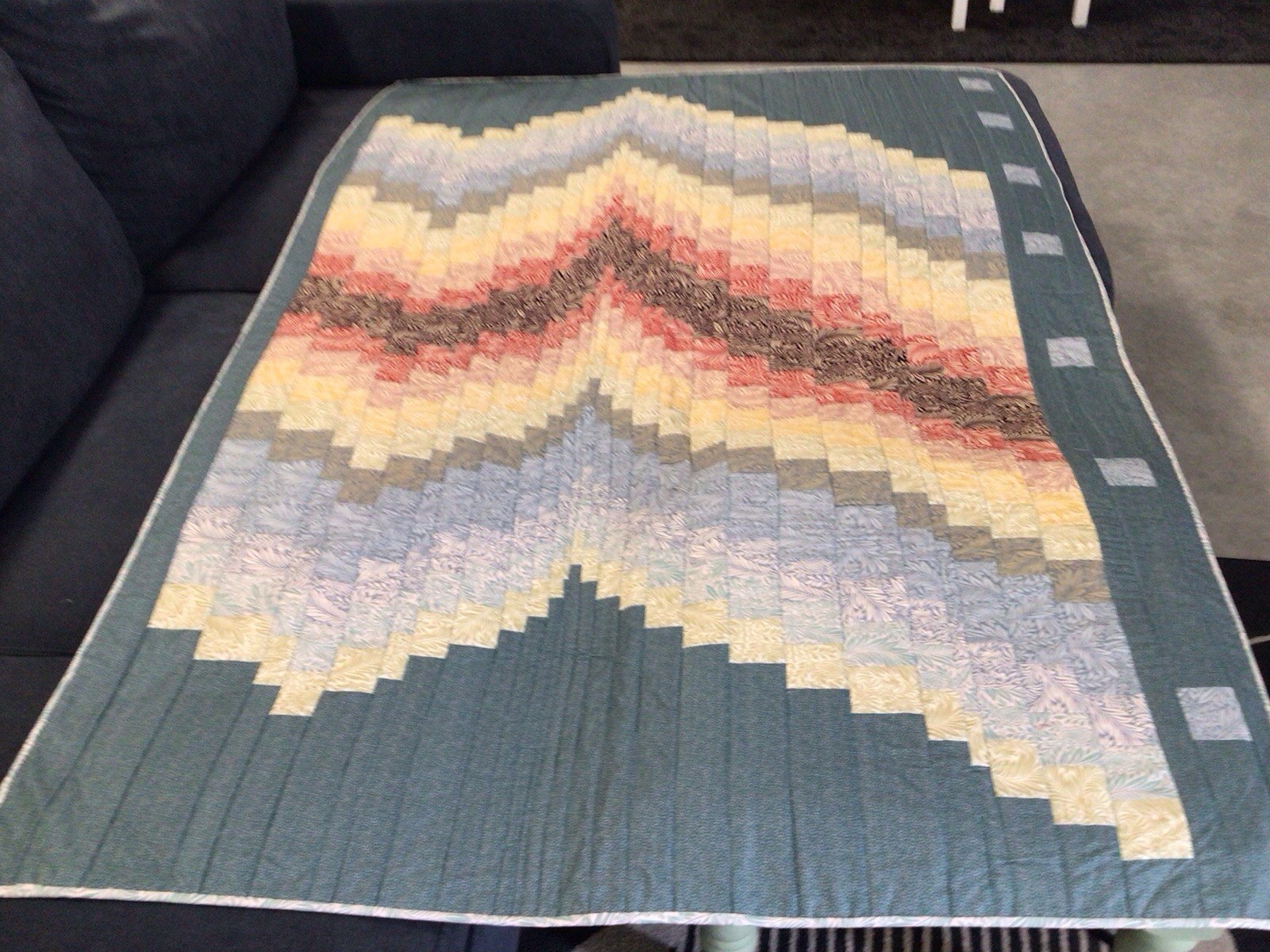 Décoration murale textile Bargello pour habiller un mur blanc et isoler phoniquement un bureau
