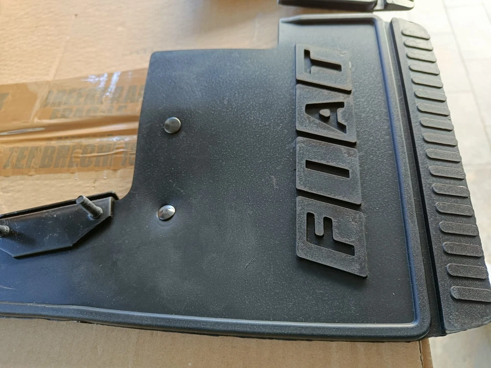 KIT PARASPRUZZI PARASCHIZZI COMPLETI PANDA 141 ORIGINALI con staffe - Immagine 4 di 4