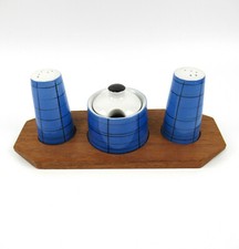 Salière et poivrière design porcelaine + pot à moutarde années 60 plateau teck années 60