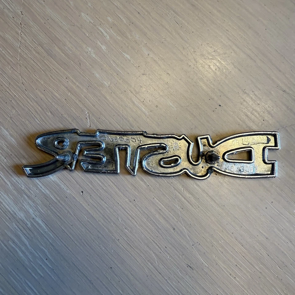 1972-76 PLYMOUTH DUSTER GUARDABARROS/PANEL TRASERO EMBLEMA #3680304 73 74 75 Foto 4 de 4