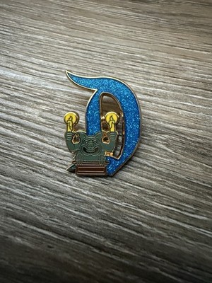 Disneyland 70th Anniversary Key D Pin Gargle Haunted mansion Gold Glitter