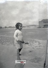 Kind mit Schaufel, Berck-sur-Mer, Glasplatte altes Foto, Negativ 9x12 cm