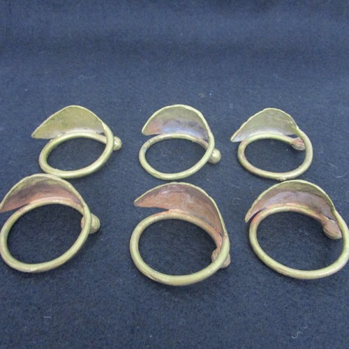 Pounded Forged Metal Leaf Napkin Rings Set of 6 Rustic Farmhouse Flat Gold Color - Foto 6 di 7