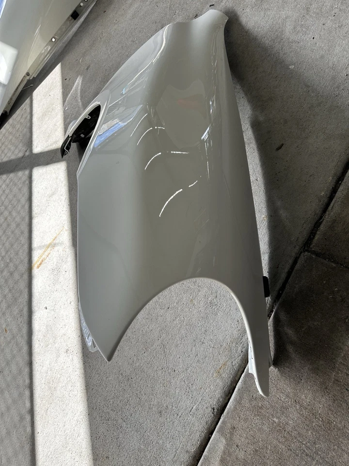 Guardabarros para pasajero derecho Porsche Cayenne 2003-2006 blanco OEM Foto 2 de 4