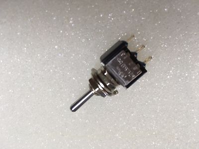 2K135 1 x Mini 3A SPDT Ein-Aus-Ein Schalter ideal für Modellbahn Einsatz etc 1.Klasse