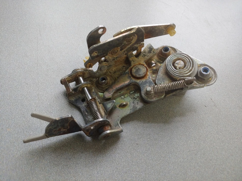 EXCELLENT USED ORIGINAL GENUINE PORSCHE 911 930 PASSENGERS SIDE DOOR LATCH 4/77 - Image 4 of 4