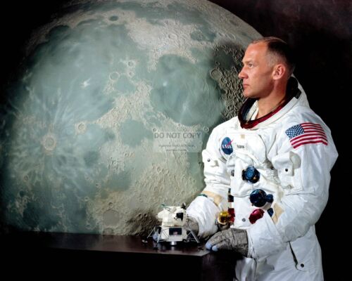 BUZZ ALDRIN APOLLO 11 ASTRONAUT w/ LUNAR MODULE MODEL - 8X10 NASA PHOTO (DD-090) - Picture 1 of 1