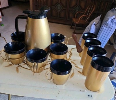 VTG NFC Thermo Serv Black & Gold CARAFE/7 Coffee Mugs HOLDING RACK SET 4 Glasses