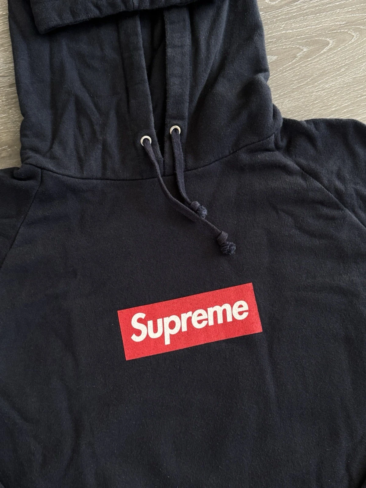 Sweat à capuche logo boîte sérigraphiée marine suprême 2006