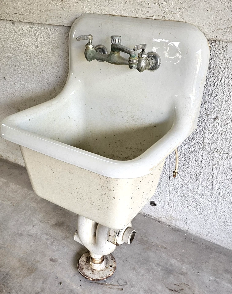 Fregadero de pedestal vintage de hierro fundido montado en la pared con grifo original. Foto 3 de 4