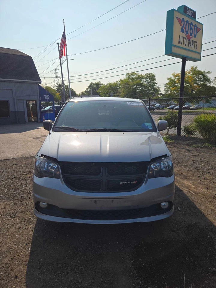 Used Trailer Hitch fits: 2015 Dodge Caravan  Grade B - Image 3 of 4