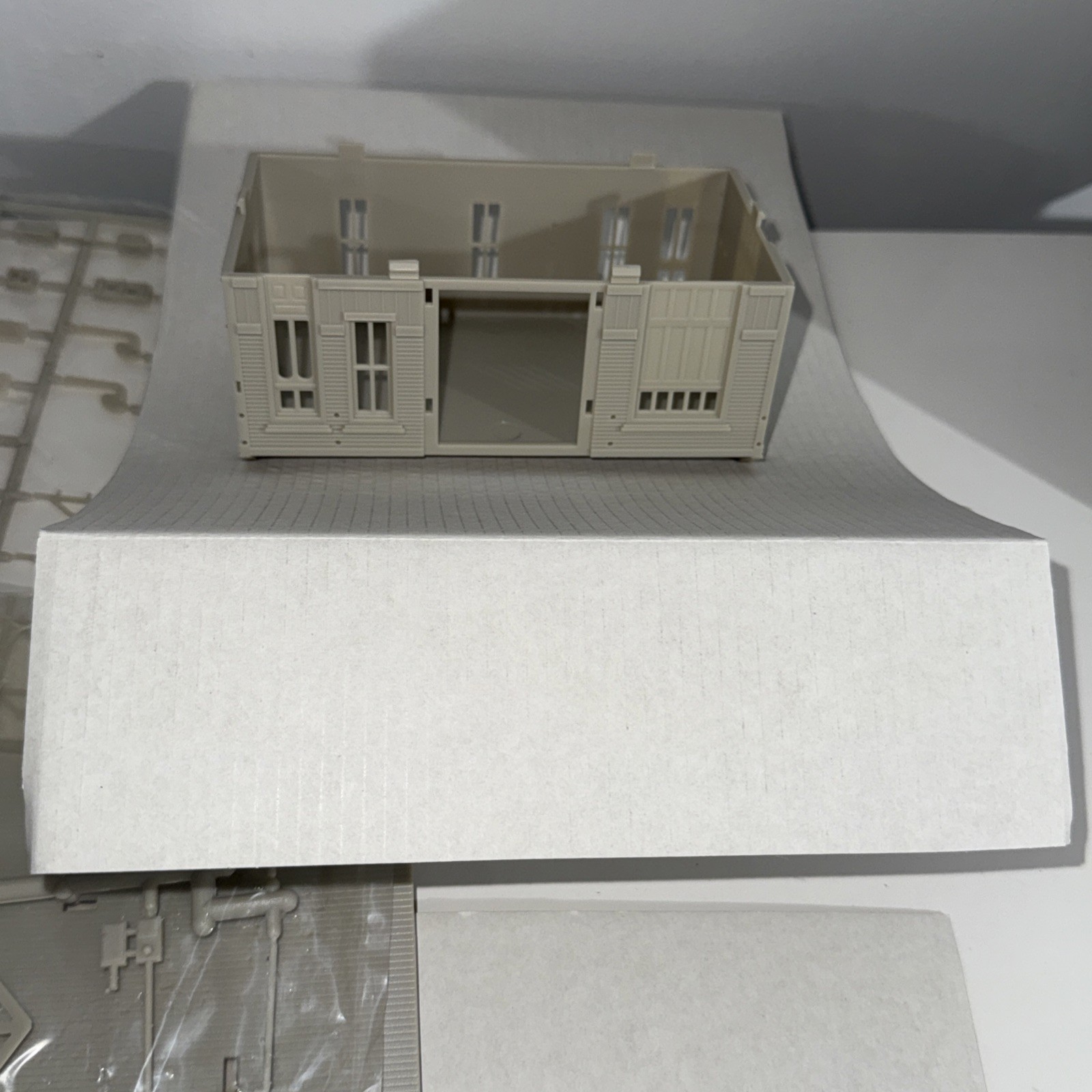 Woodland Scenics Pre-Fab PF5203 Sonny's Super Service Gas Station Kit N Scale