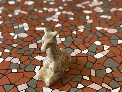 Wade England Miniature Porcelain Figurine Whimsies "Giraffe" - Picture 2 of 7