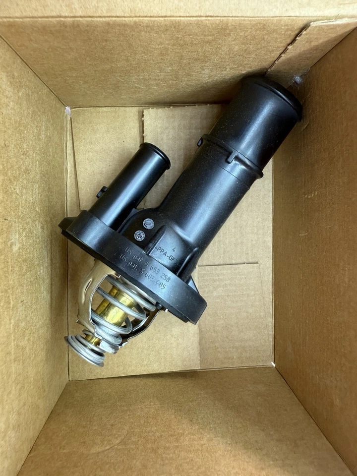 Termostato de refrigerante de motor / conjunto de salida de agua Stant 48728 Foto 2 de 3