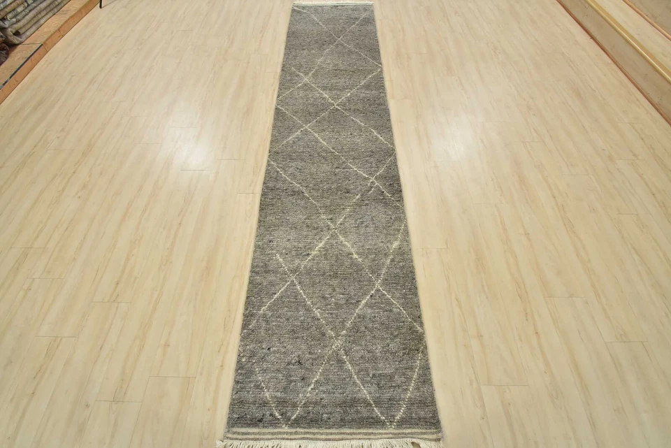 Alfombra geométrica contemporánea de lana gris anudada a mano Moroccan Runner 2’7” x 11’9” Foto 3 de 4