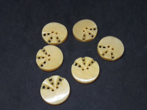 BP38/ Lot 7 boutons anciens plastique dia21mm ann30/40 7 Old plastic buttons - Imagen 2 de 4